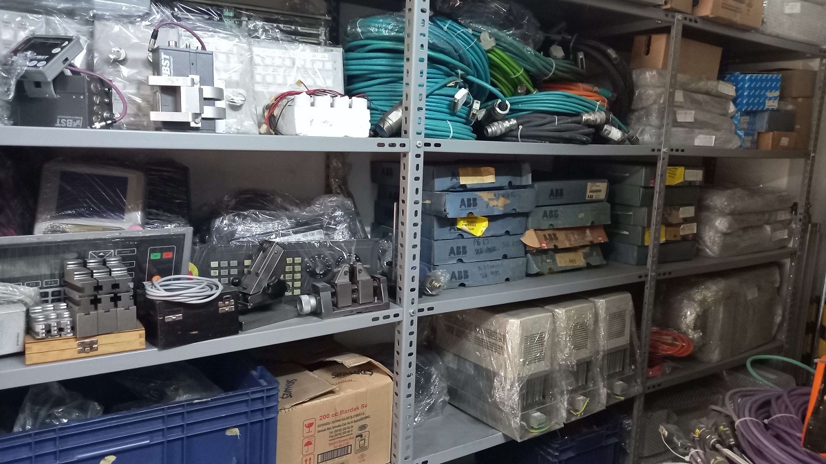 Göksu Makine ikinci el servo motor ve sürücü cihazları stok alanı