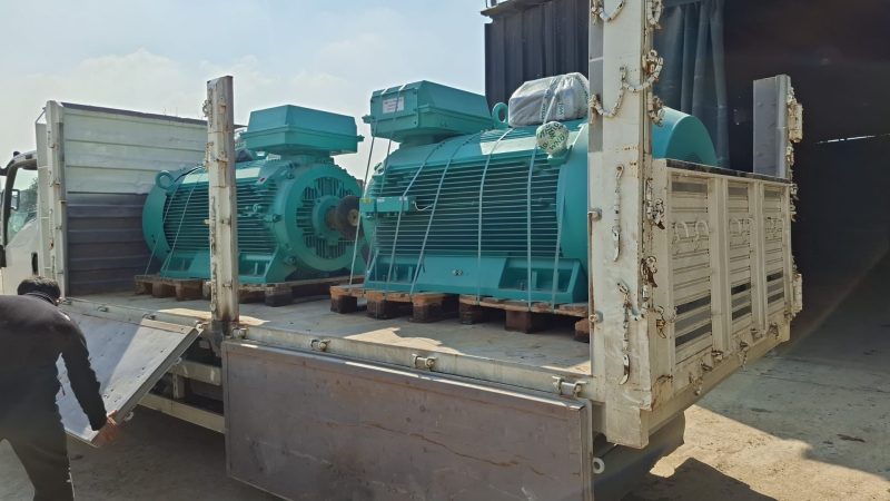 ABB M3BP-450LA-4 3GBP-452-510-ADK 800 kW 1500 rpm IE3 dökme demir ayaklı asenkron motor endüstriyel stüdyo fotoğrafı.