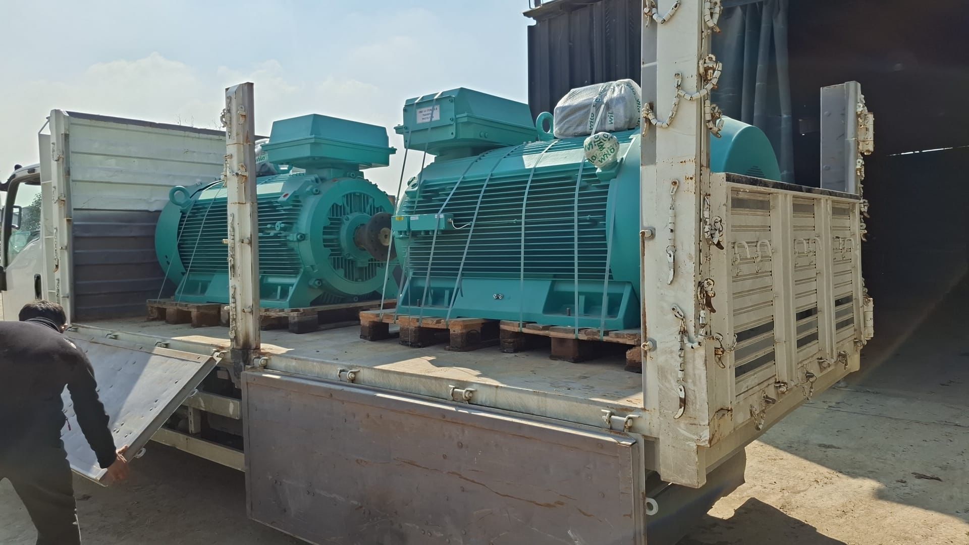 ABB M3BP-450LA-4 (3GBP-452-510-ADK) Asenkron Motor | 800 kW IE3 3 ABB M3BP-450LA-4 3GBP-452-510-ADK 800 kW 1500 rpm IE3 dökme demir ayaklı asenkron motor endüstriyel stüdyo fotoğrafı.