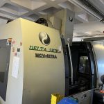 Delta Seiki MCV-127BA CNC Dik İşleme Merkezi Teknolojisi ve Teknik Özellikleri 2 Endüstriyel bir atölyede kurulu durumda olan sarımsı beyaz renkli Delta Seiki MCV-127BA model ağır hizmet tipi döküm gövdeli CNC dik işleme merkezi takım tezgahının dıştan görünümü.
