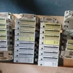 Siemens Sinumerik 840C CNC kontrol sistemi ile uyumlu, DMP Compact serisi analog-dijital giriş çıkış (I/O) ve güç kaynağı modüllerinin pano üzerindeki toplu görünümü.