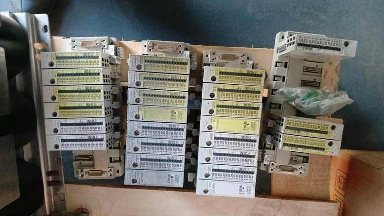 Siemens Sinumerik 840C CNC kontrol sistemi ile uyumlu, DMP Compact serisi analog-dijital giriş çıkış (I/O) ve güç kaynağı modüllerinin pano üzerindeki toplu görünümü.